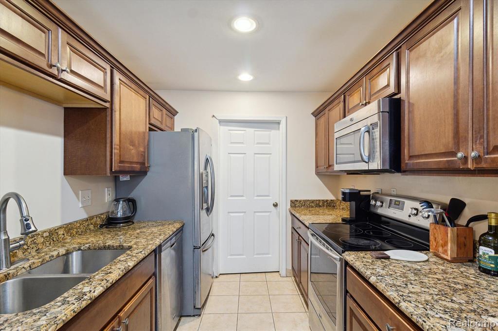 4174 BERKSHIRE Drive, Sterling Heights, MI 48314 — Photo 15