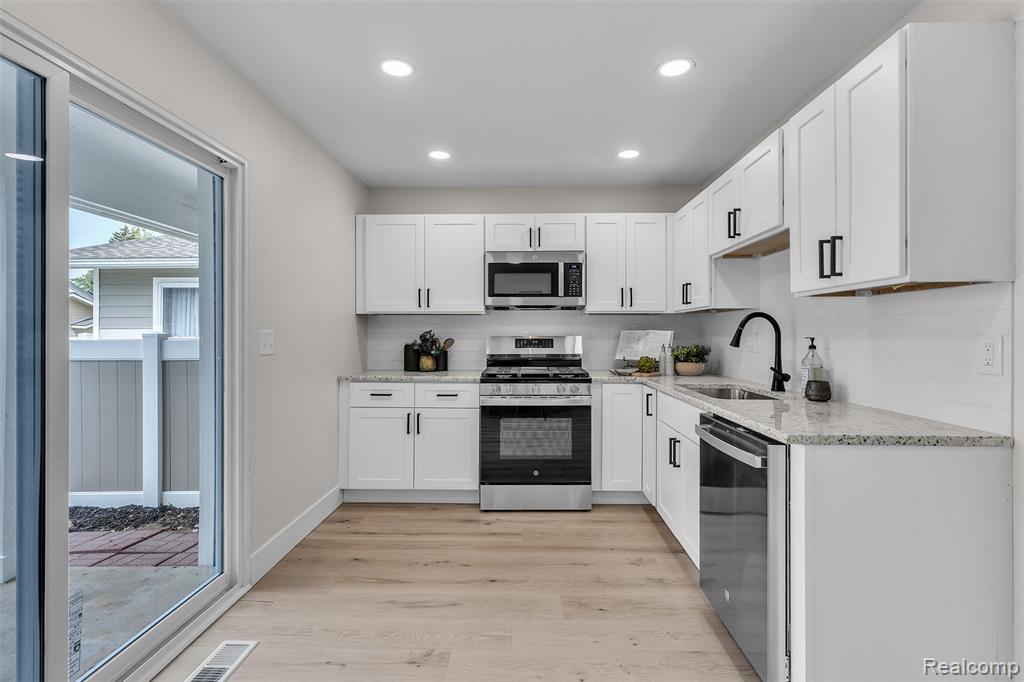 22653 Woolsey, Novi, MI — Photo 18