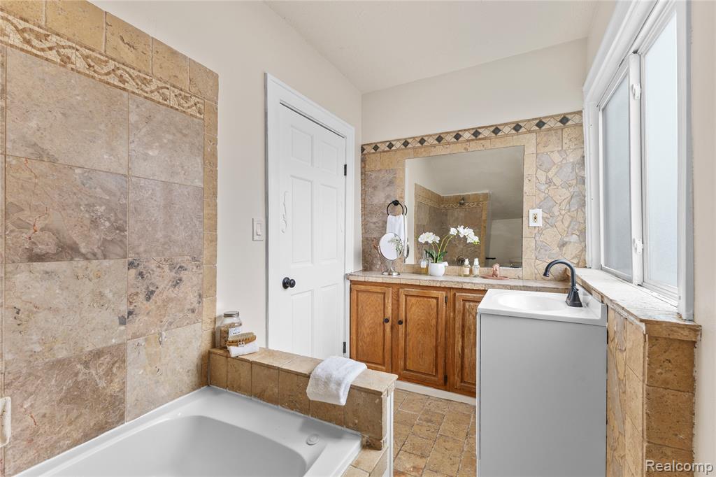 24857 Landau, Center Line, MI 48015 — Photo 27