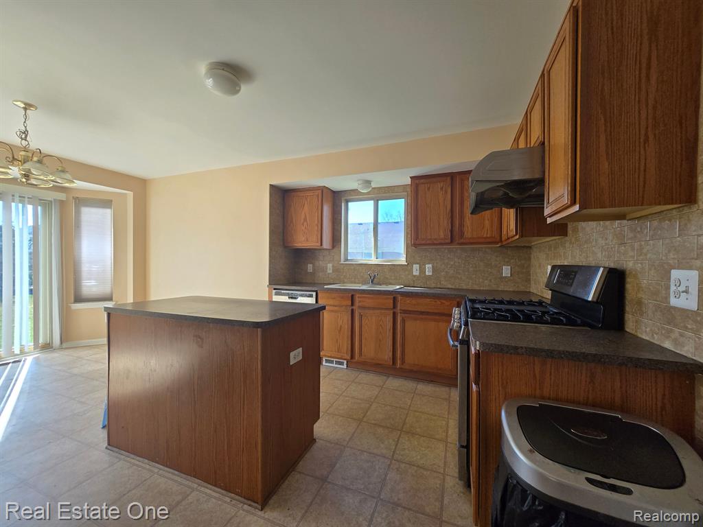 42510 PINEHURST Drive, Clinton Twp, MI 48036 — Photo 8