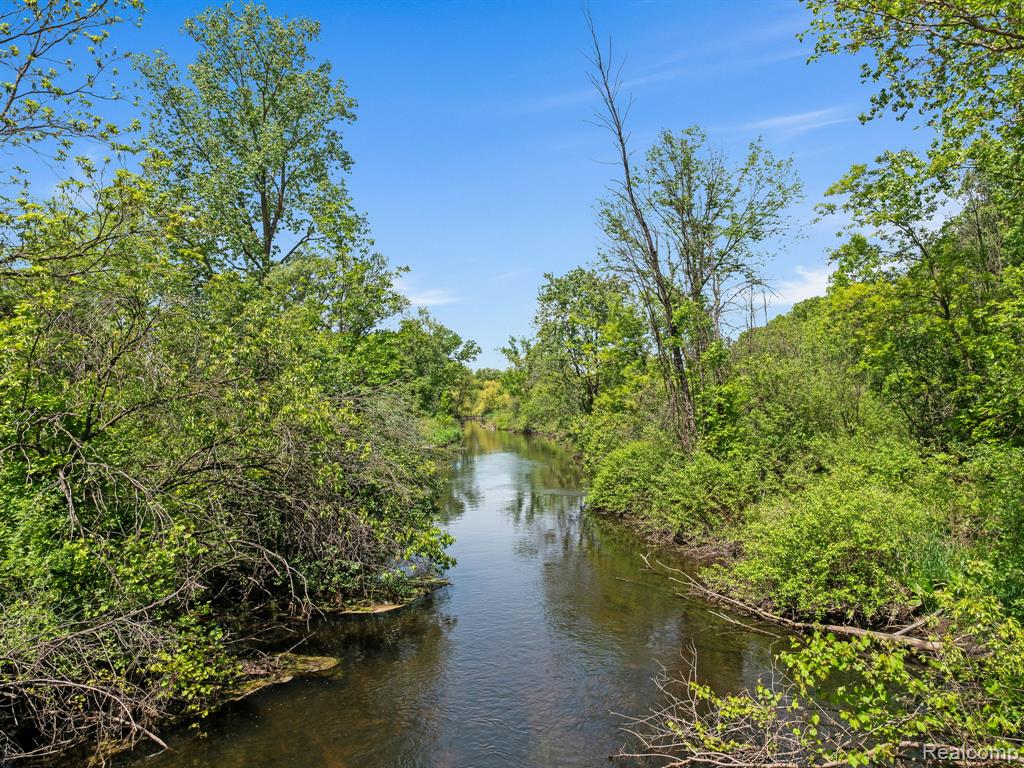 9970 S CROSS CREEK Drive W, South Lyon, MI 48178 — Photo 9