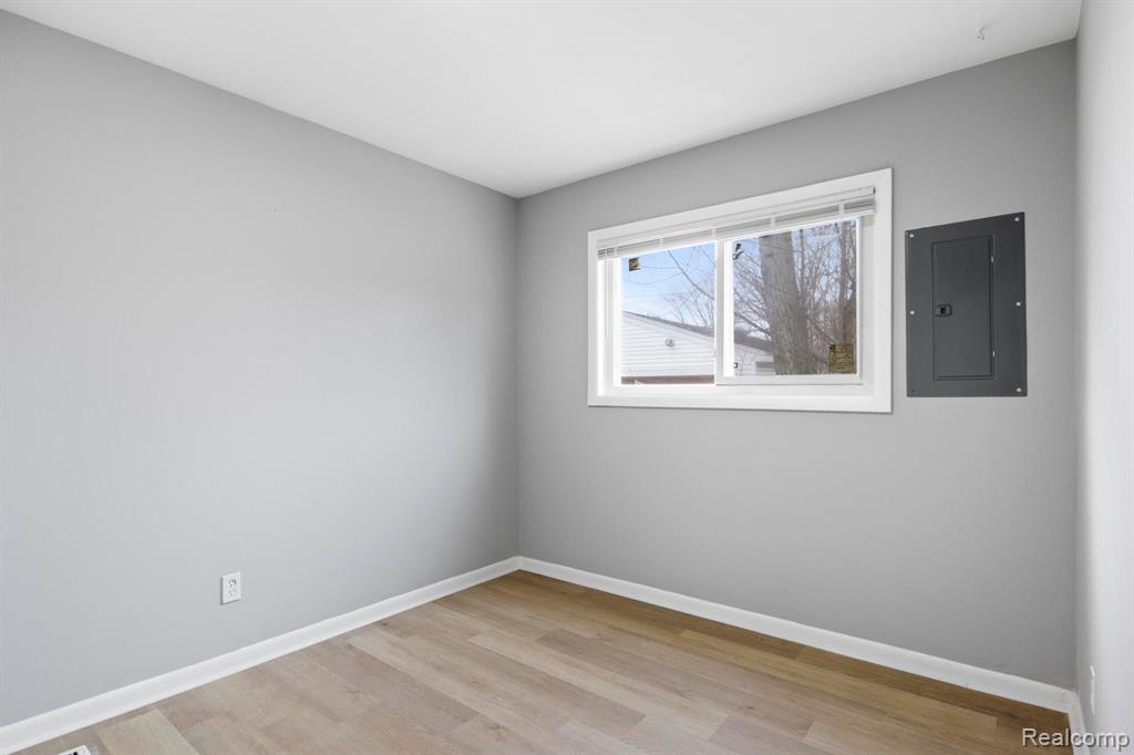 4452 EDGEWOOD Street, Dearborn Heights, MI 48125 — Photo 18