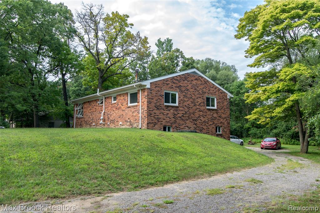 465 Robert Court, Auburn Hills, MI 48326 — Photo 2
