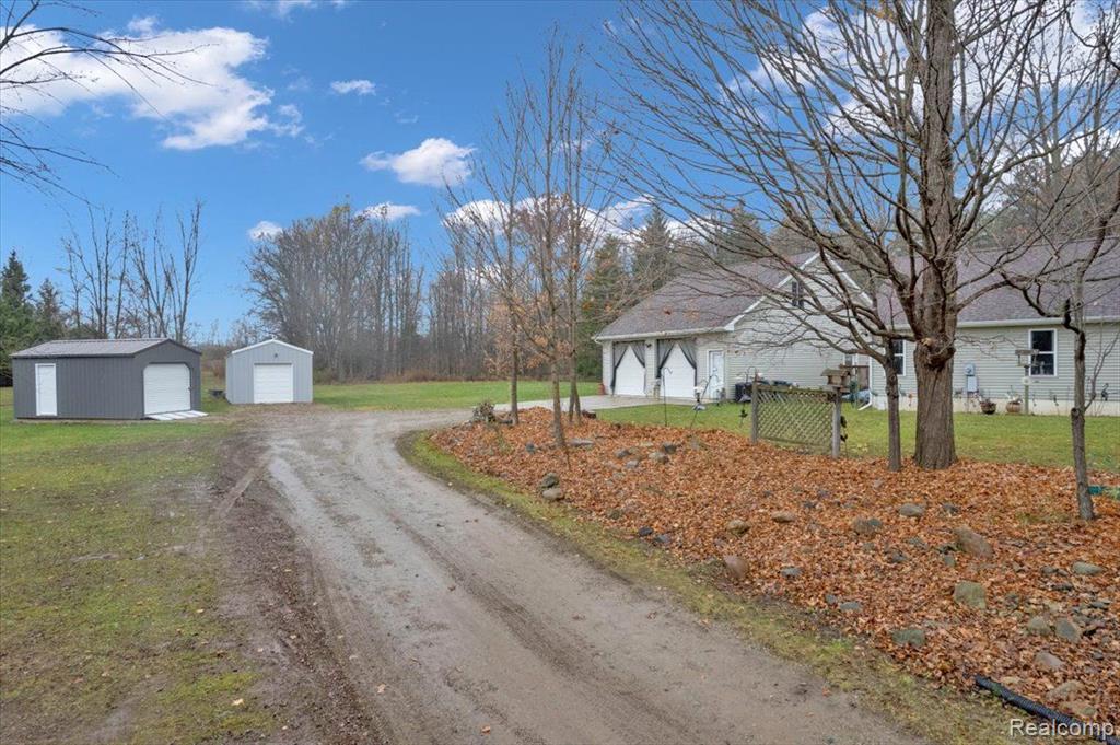 6789 LYONS Road, Imlay City, MI 48444 — Photo 26