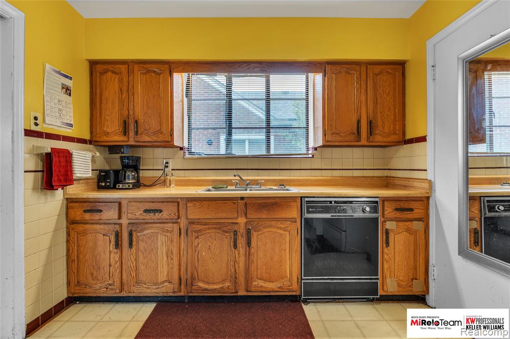 17585 Whitcomb Street, Detroit, MI 48235 — Photo 12