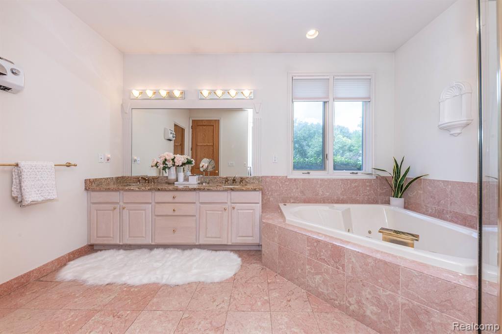 5003 HICKORY POINTE Drive, Orchard Lake Village, MI 48323 — Photo 48