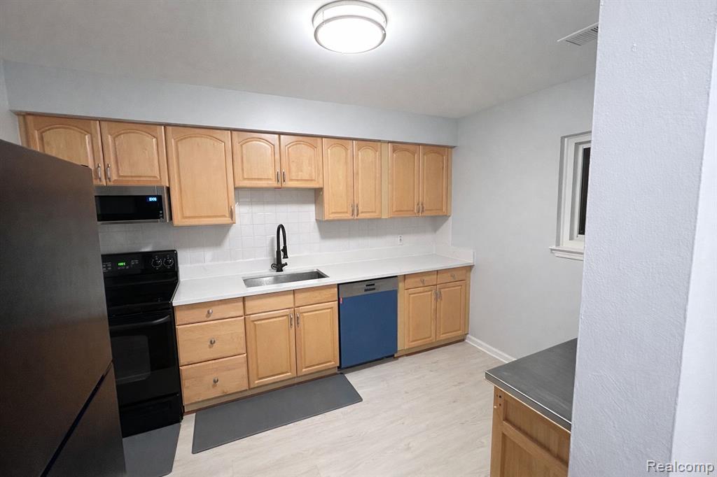 33693 Pondview Circle, Livonia, MI 48152 — Photo 6