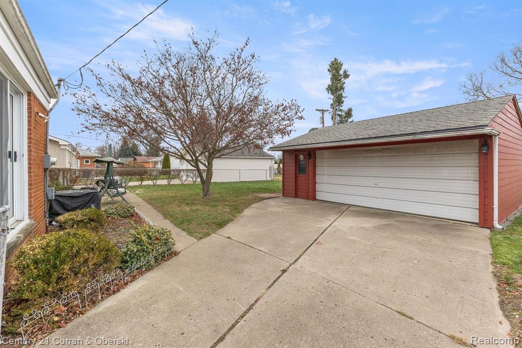 8912 RUSSELL Street, Livonia, MI 48150 — Photo 21