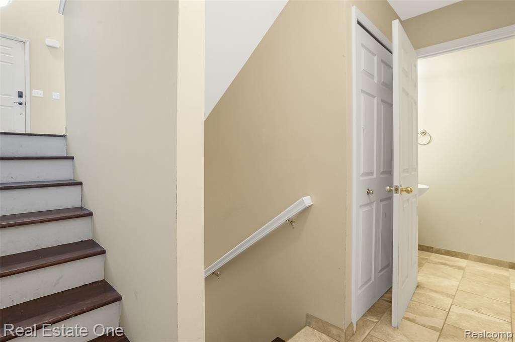464 Old Pine Way, Walled Lake, MI 48390 — Photo 25