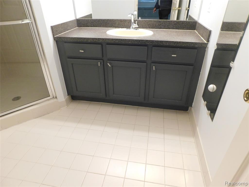 5589 Twin Oaks Drive, Sterling Heights, MI 48314 — Photo 21