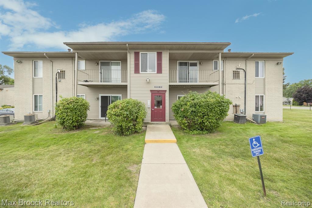 10020 ALLEN POINTE Drive N, 10020, Allen Park, MI 48101 — Photo 3