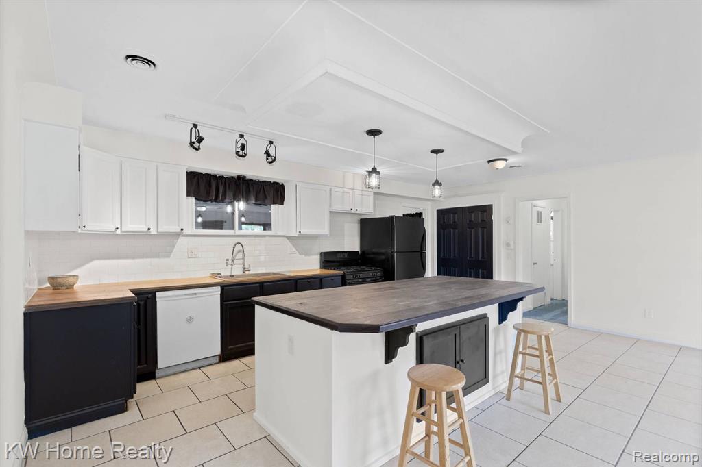 629 E CREST Lane, South Lyon, MI 48178 — Photo 9