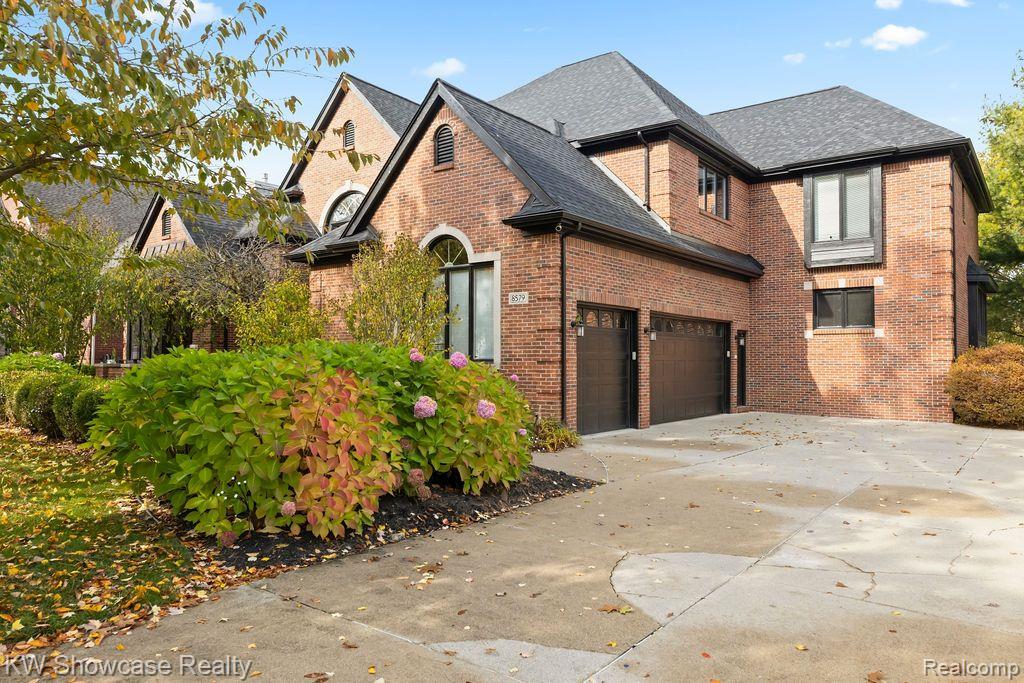 8579 PINE COVE Drive, Commerce Twp, MI 48382 — Photo 18
