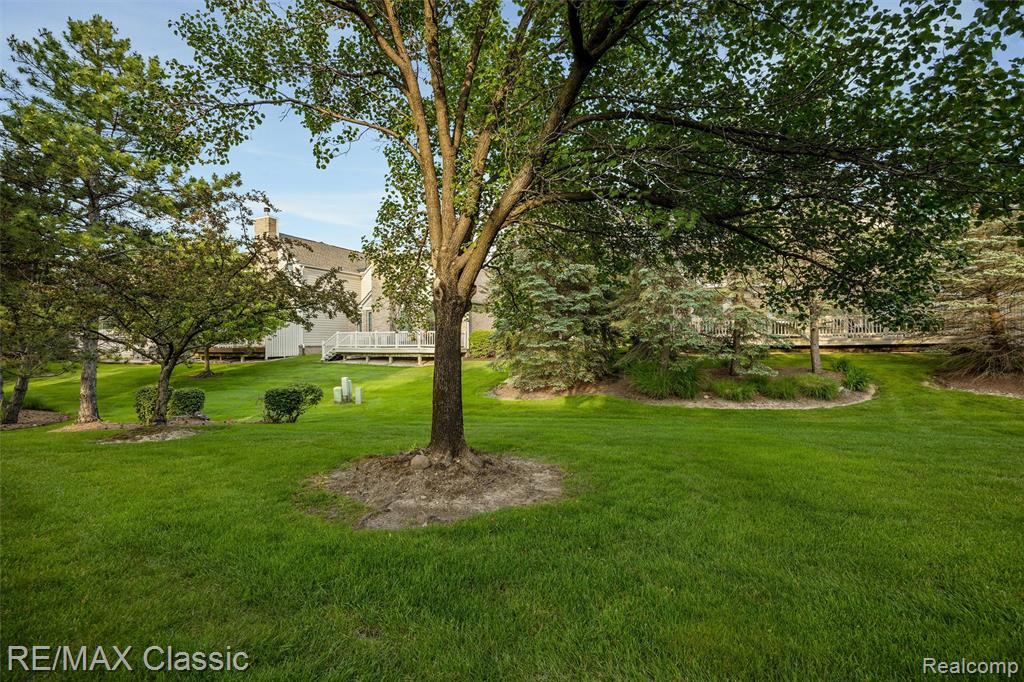 16934 Lochmoor Circle W, Northville, MI 48168 — Photo 32