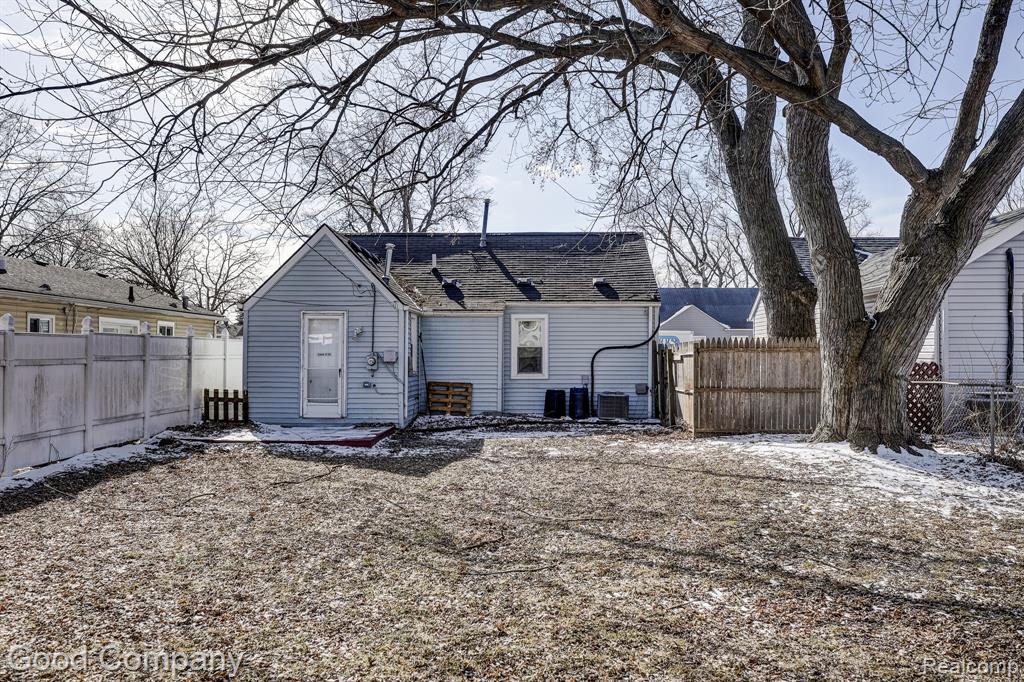 555 E Mahan Avenue, Hazel Park, MI 48030 — Photo 23