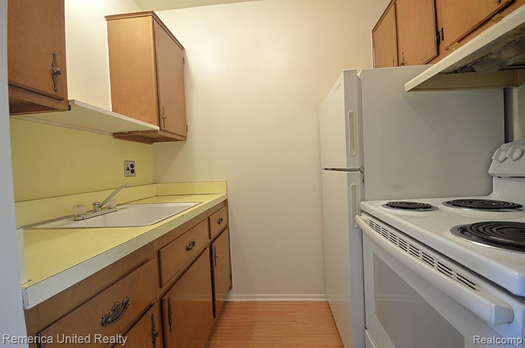 31831 Grand River Avenue, 39, Farmington, MI 48336 — Photo 5