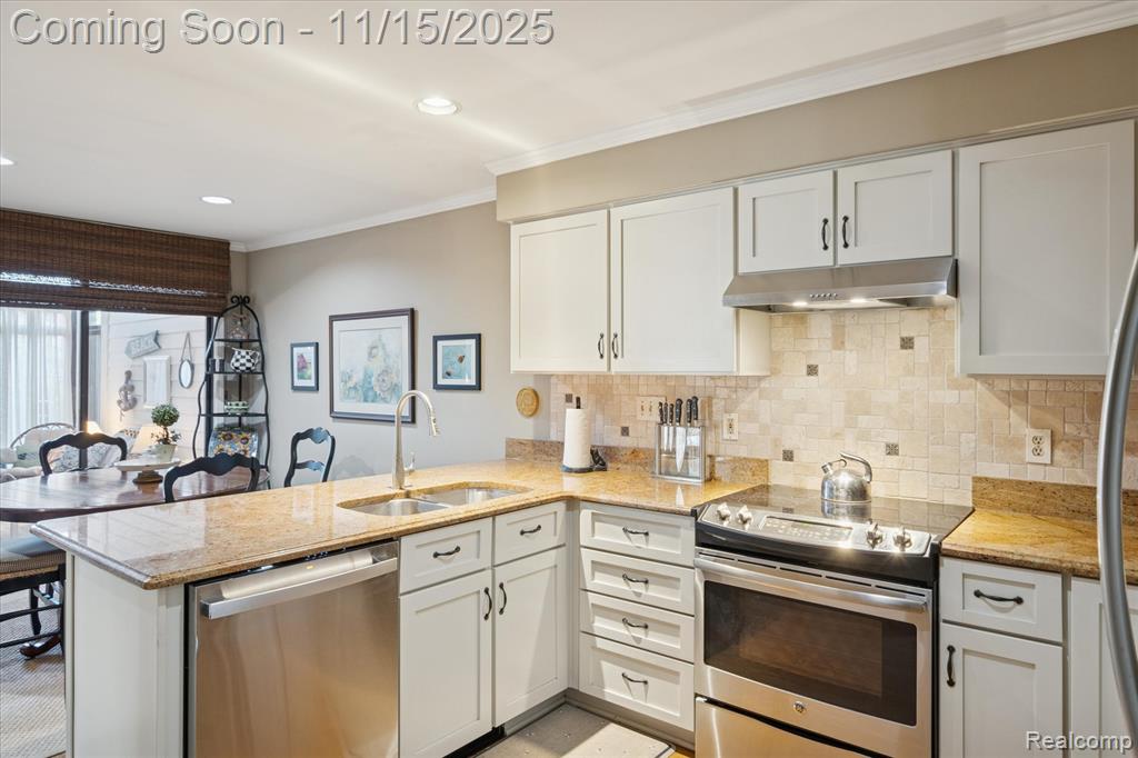 909 Tartan Trail, Bloomfield Hills, MI 48304 — Photo 14