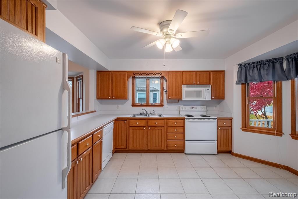 7352 Cross Creek Drive, Swartz Creek, MI 48473 — Photo 9