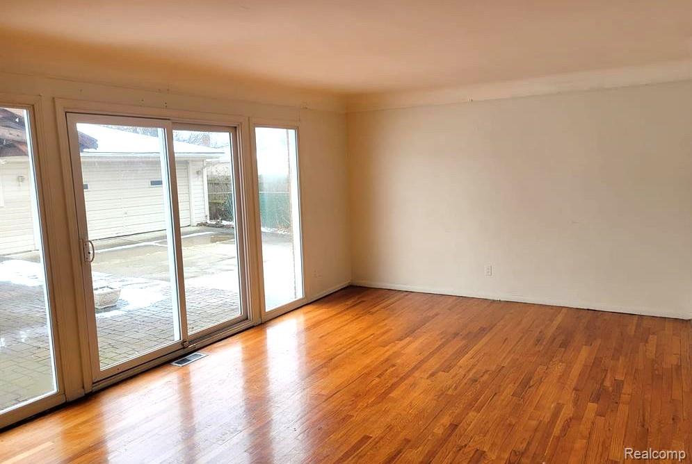 6554 Cronin Drive S, Dearborn Heights, MI 48127 — Photo 2