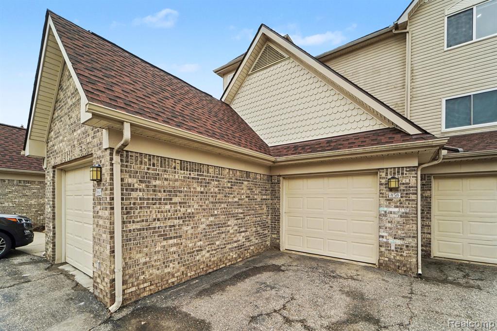 858 Amanda Lane, Pontiac, MI 48340 — Photo 2