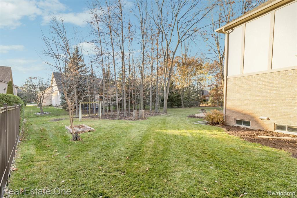 43581 NAVES Court, Clinton Twp, MI 48038 — Photo 42