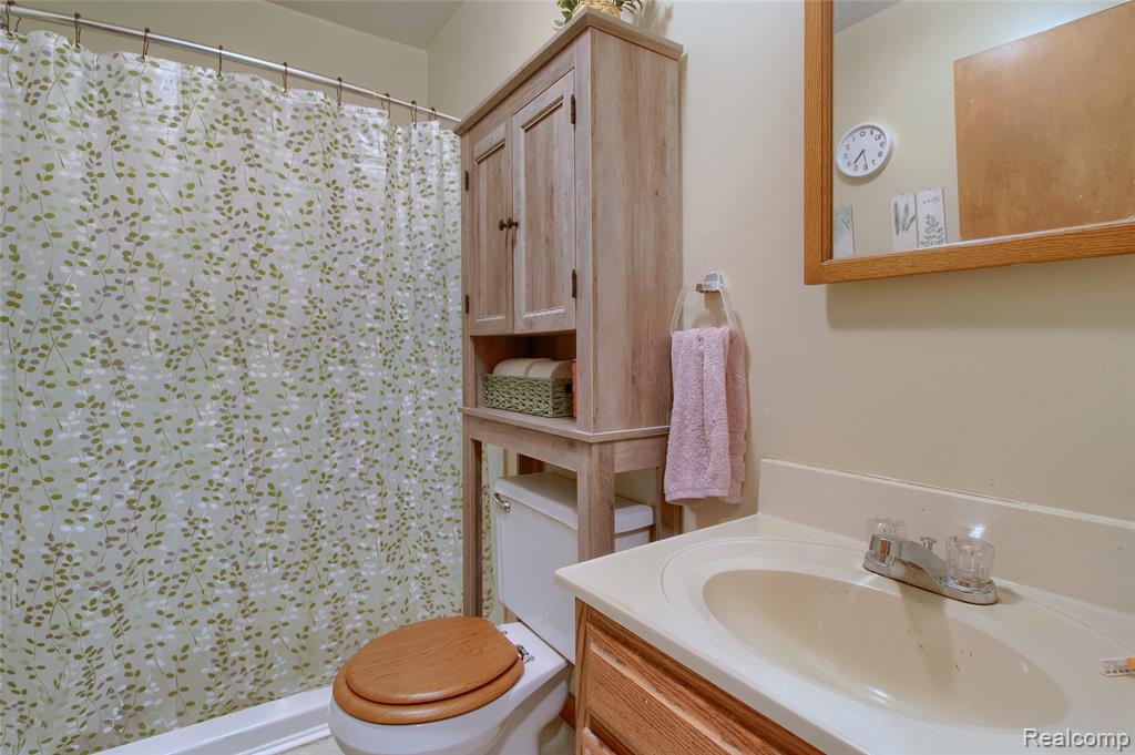 600 Oakville Waltz Road, New Boston, MI 48164 — Photo 32