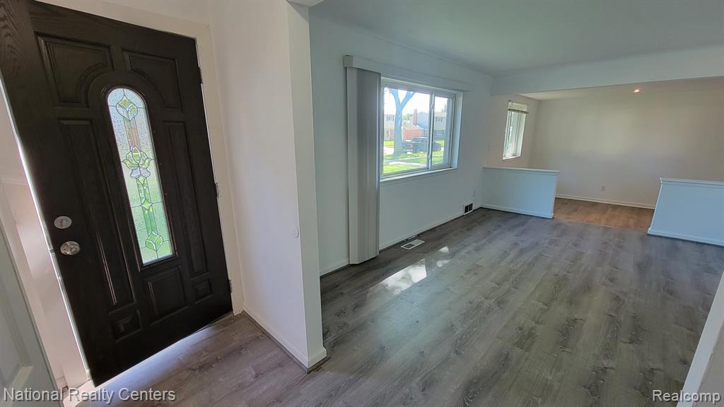 8753 LOZEN Drive, Sterling Heights, MI 48313 — Photo 2