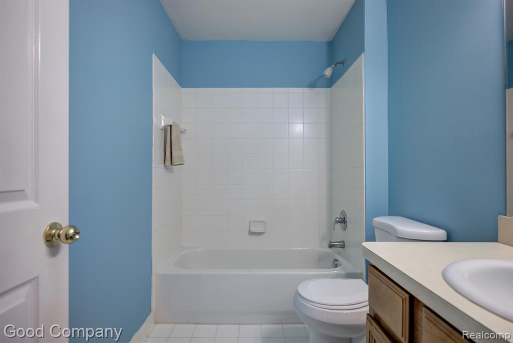 29567 NOTTINGHAM Circle, Livonia, MI 48152 — Photo 19