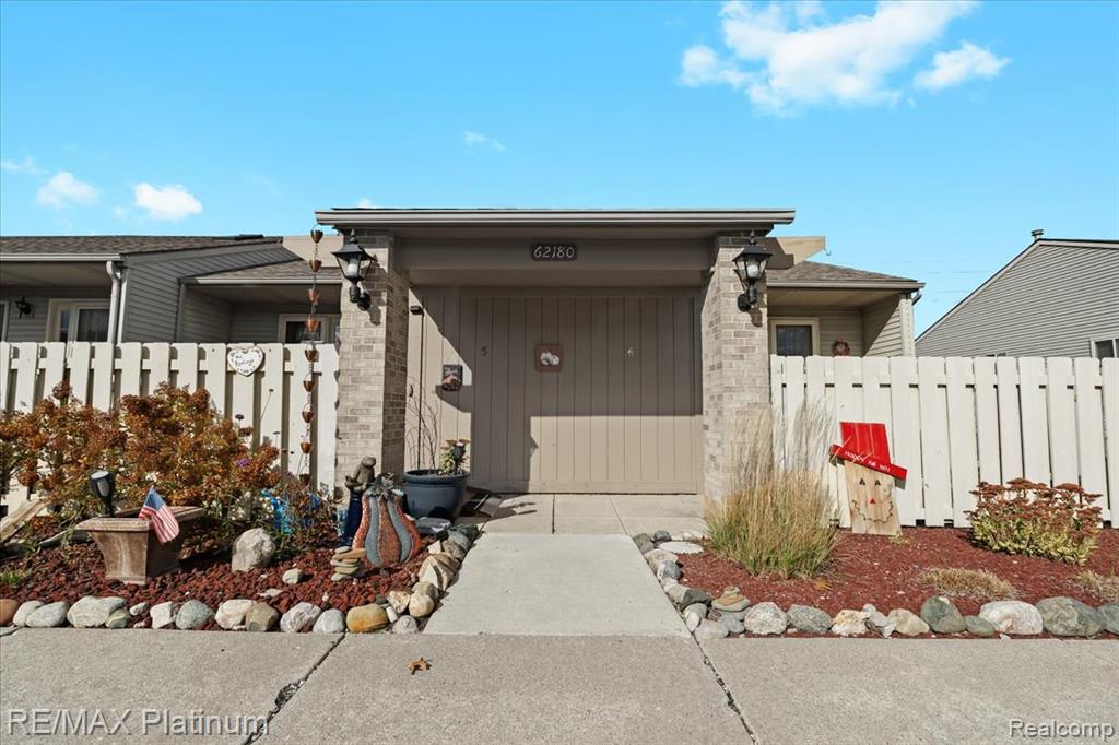 62180 Arlington Circle, 5, South Lyon, MI 48178 — Photo 2