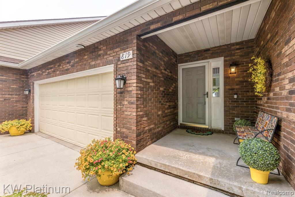 819 E Pointe, Port Huron, MI 48060 — front exterior