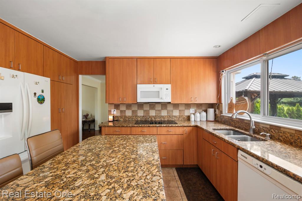 5510 Greenbriar Drive, West Bloomfield, MI — Photo 10
