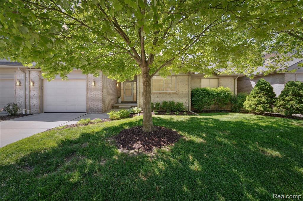22270 QUAIL RUN Circle, 2, South Lyon, MI 48178 — front exterior