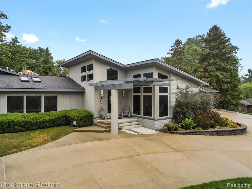 4820 Valley Vista Lane, Troy, MI 48098 — Photo 2