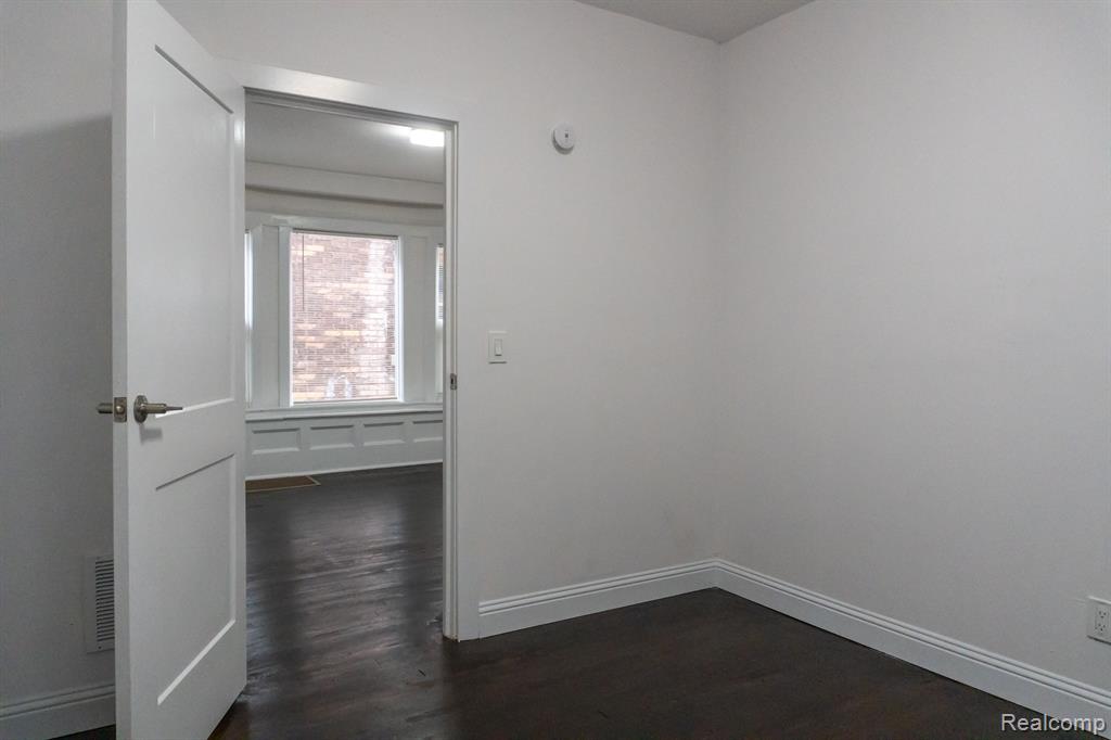 3927 SAINT CLAIR Street, Detroit, MI 48214 — Photo 5