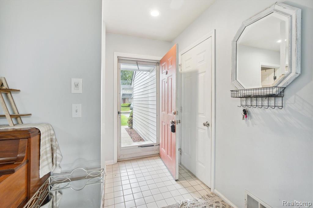 5231 COUNTRY WOOD Lane, Grand Blanc, MI 48439 — Photo 4