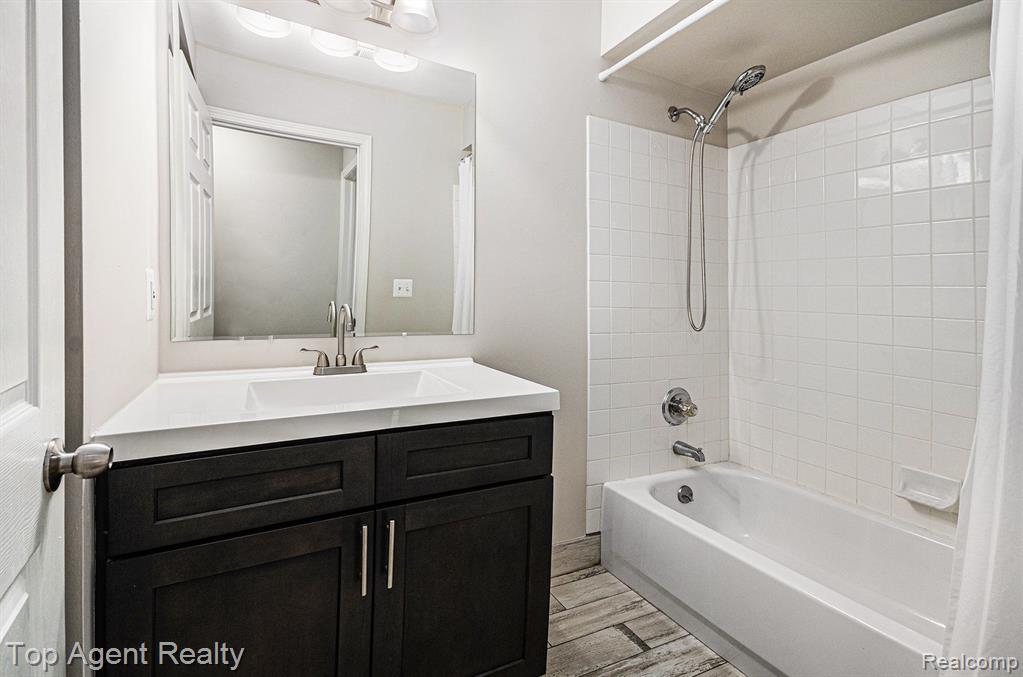 4184 Berkshire Drive, Sterling Heights, MI 48314 — Photo 14