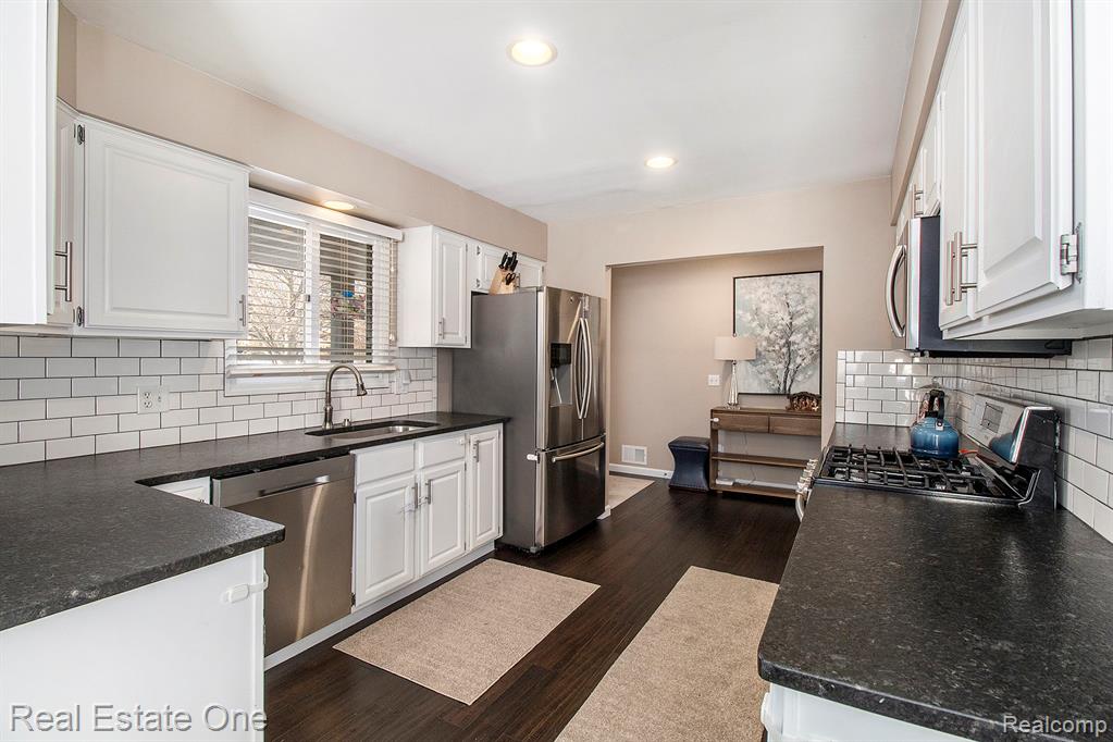 6886 High Oaks Drive, Troy, MI 48098 — Photo 9
