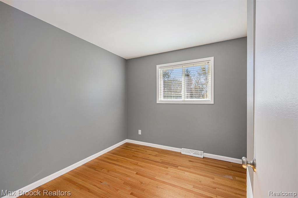 6604 Doyon Drive N, Waterford, MI 48327 — Photo 18