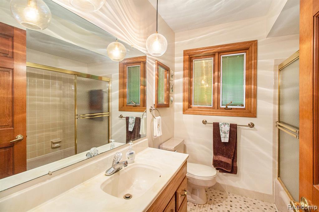 7038 Driftwood Drive, Fenton, MI 48430 — Photo 9