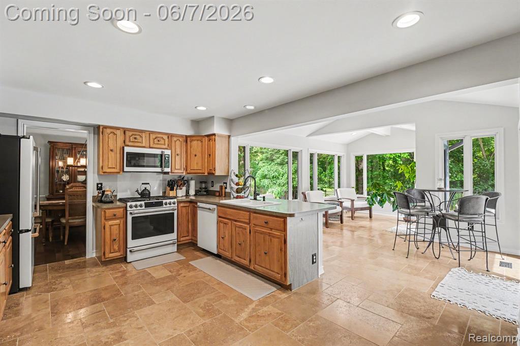4071 Shore Crest Drive, West Bloomfield, MI 48323 — Photo 11