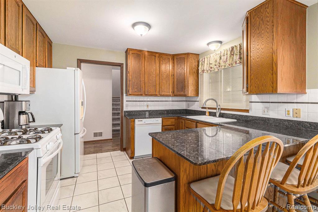 1036 PINEWOOD Court, Brighton, MI 48116 — Photo 2