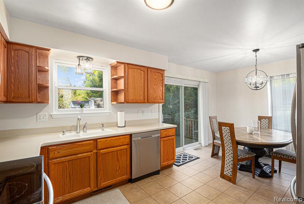 980 Sherry Drive, Lake Orion, MI 48362 — Photo 6