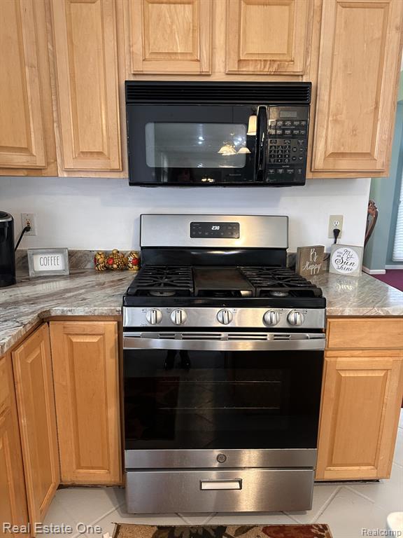 7476 Colchester Lane, West Bloomfield, MI — Photo 14
