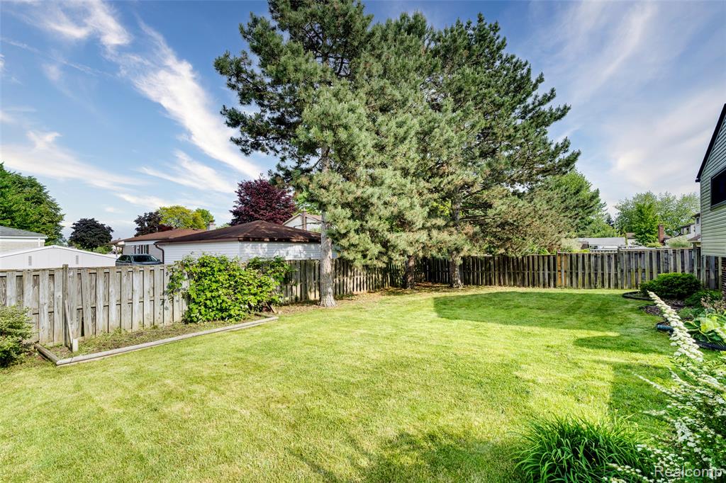 24705 Colonial Drive, Woodhaven, MI 48183 — Photo 11