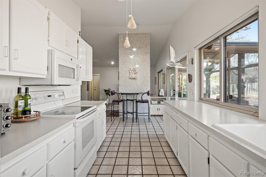 5629 Perrytown Drive, West Bloomfield, MI — Photo 10