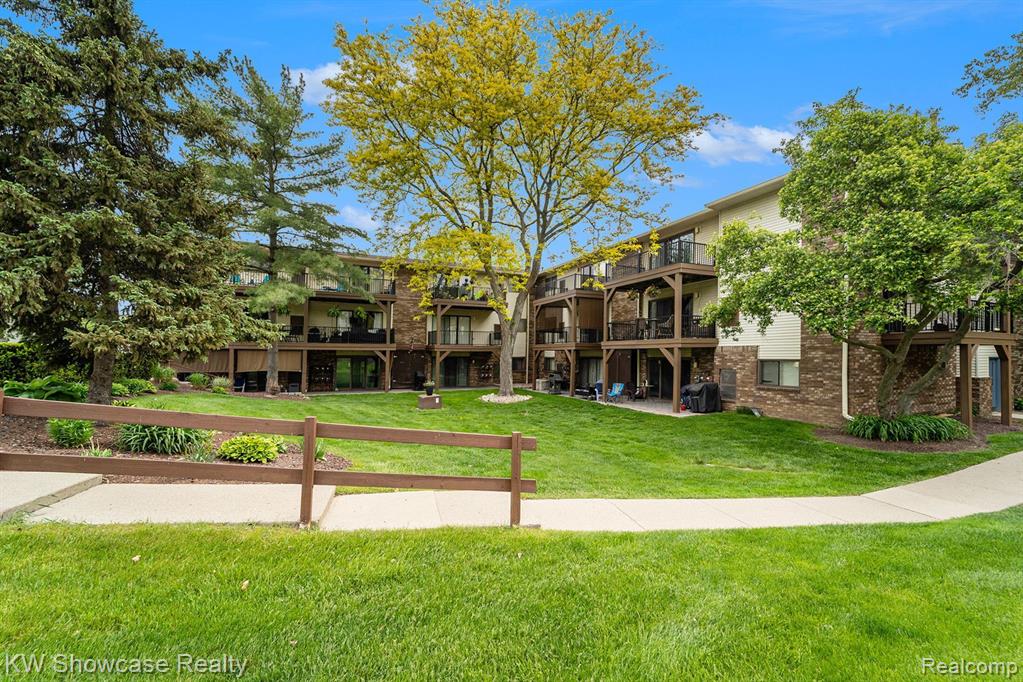 895 S PONTIAC Trail, C206, Walled Lake, MI 48390 — Photo 2