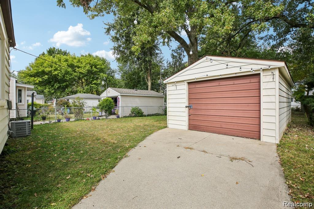 553 E Annabelle Avenue, Hazel Park, MI 48030 — Photo 13