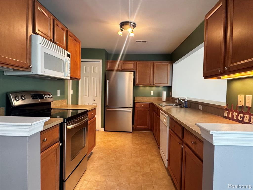 45997 RHODES Drive, Macomb, MI 48044 — Photo 18
