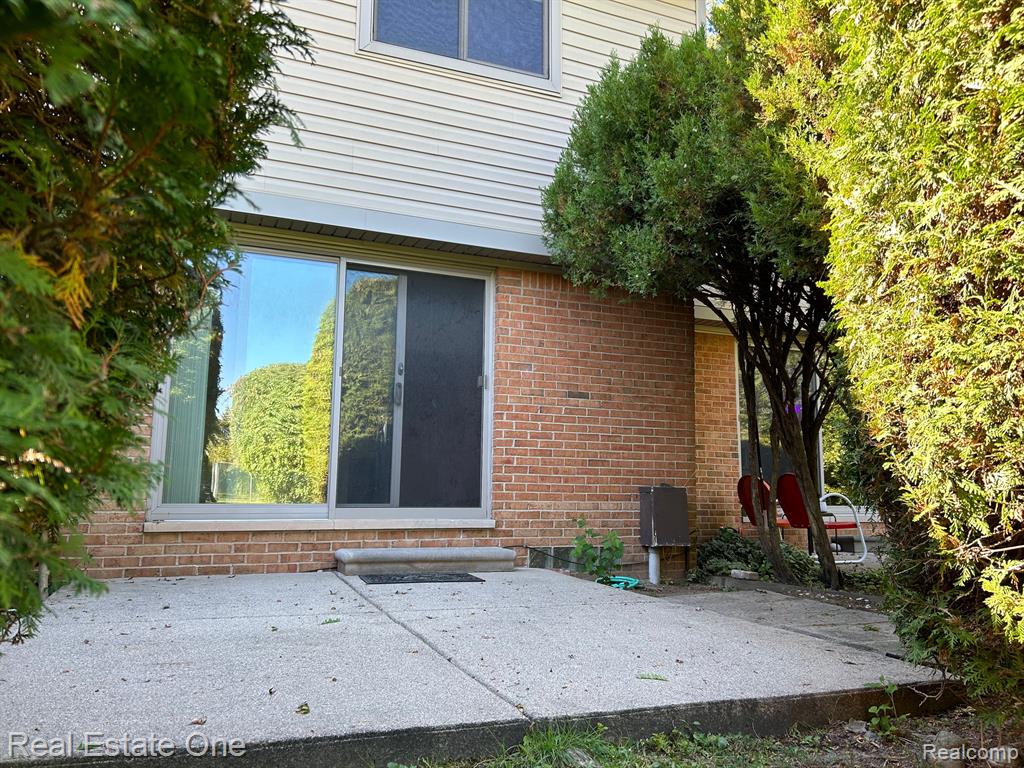 3988 OLD CREEK Road, Troy, MI 48084 — Photo 14