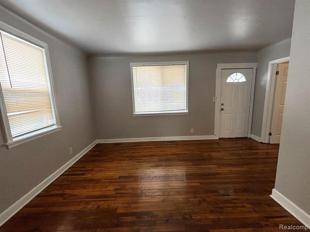 431 W MADGE Avenue, Hazel Park, MI 48030 — Photo 2